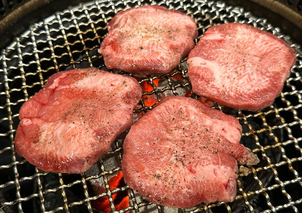 muni_gurume's tweet photo. 【たん清】
 @東京：秋葉原駅から徒歩4分

旨味抜群な牛タンを食べられるお店。
厚切りカットした上タンはほどよい弾力と柔らかさで、思わず唸ってしまうほど美味！
ジューシーなタンにレモンを絞って食べれば至福のひと時を過ごせること間違いなし！
タン好きにとって楽園の様なお店🥩 https://t.co/ZtoG5uCamV
