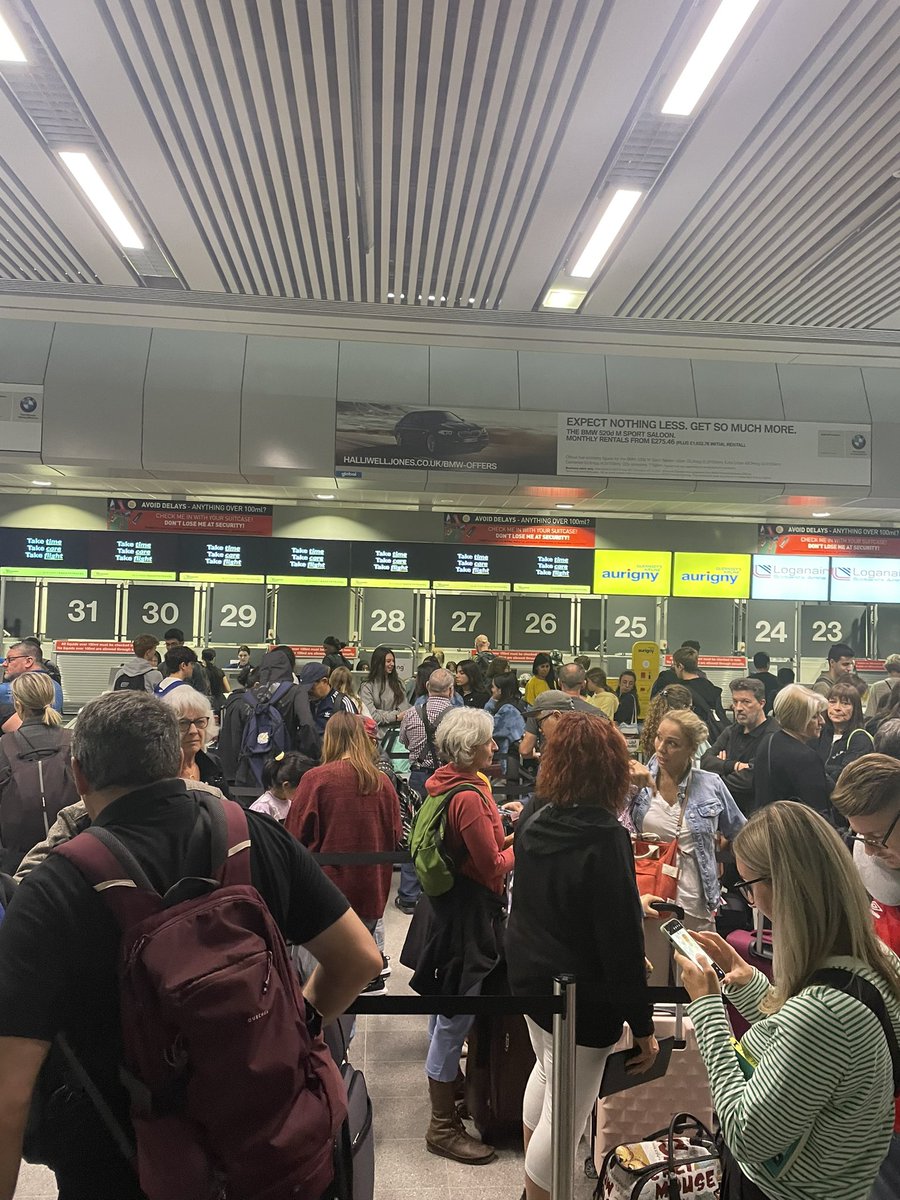 jj30840552's tweet photo. @Esterfg99 @vueling Avii he arribat a las 13:20 pel vol de las 15:20, y aixi estem encara. Shame menzies services. https://t.co/asz9cu4ZYx