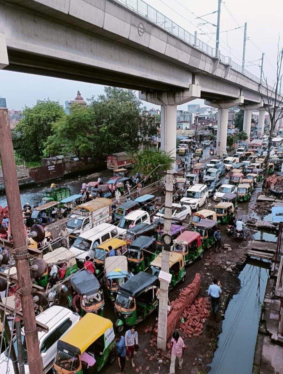 awasthi19_udit's tweet photo. @myogioffice @aksharmaBharat @UPGovt  @CMOfficeUP @NppLoni @nkgurjar4bjp @NHAI_Official @gdagzb @dm_ghaziabad @manojdhama4 @nitin_gadkari @narendramodi @myogiadityanath @Gen_VKSingh https://t.co/FoIkIkasTm