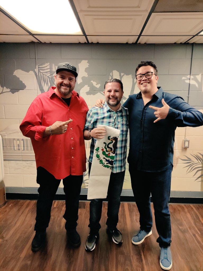 mariopzbr's tweet image. A huevo que iba a presumir esto!! Gracias boss @franco_esca ... 
Este cantante 
en un instante se volvió comediante,
de la comedia hoy es el presidente 
No de un país sino de este continente (freestyle madafaka) 
*léase con el beat de su agrado
Pd. @TuAmigoSam rifa!