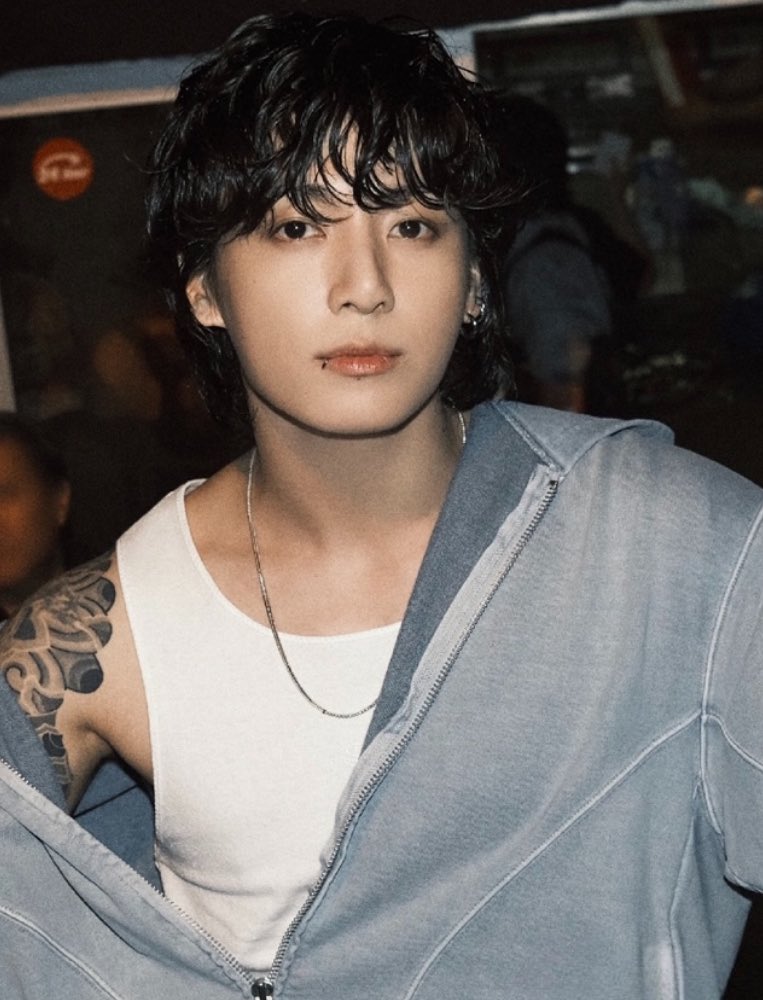 WORLDMUSICAWARD's tweet photo. #Jungkook looks so hawt in new #Seven 7 Cut Photo! 👏👨‍🎤7️⃣✂️📸 ✨🌟🔥👑💜
#정국 #JungKook_Seven
#JungkookBTS #BTS https://t.co/mRLDfGiN6I