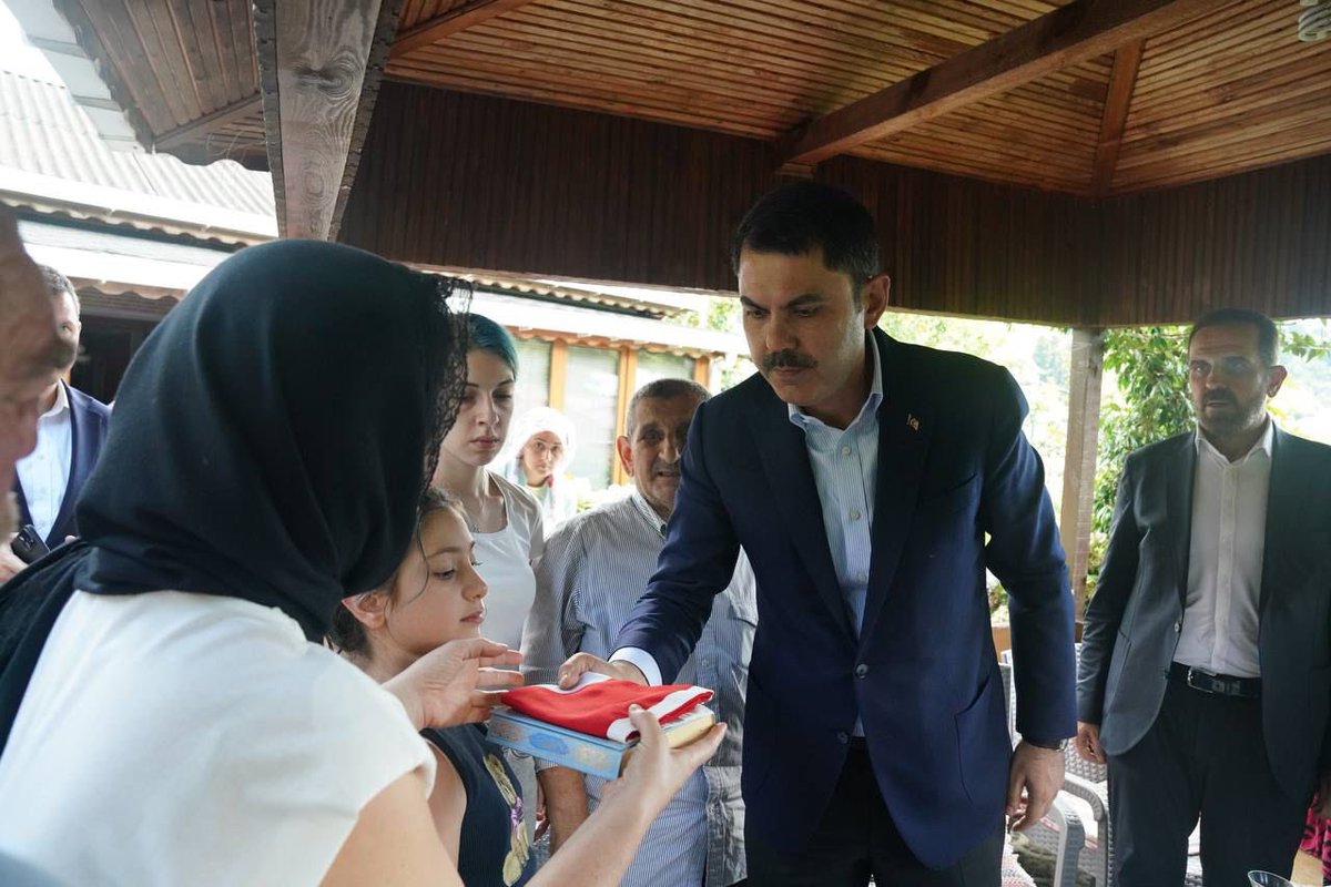 murat_kurum's tweet photo. Geçtiğimiz hafta Suriye’nin kuzeyinde Çobanbey’de şehit düşen komutanımız Ali Buran’ın ailesine taziye ziyaretinde bulunduk. 

Allah’ım kederli ailesinin sabrını artırsın, şehidimizin ruhu şâd olsun. https://t.co/D9THolDguL