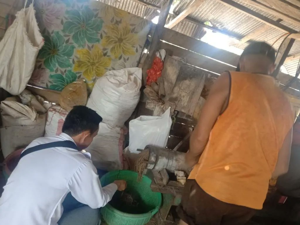 SFVSeiDua's tweet photo. Senin (31/07/2023)
Pendampingan pembuatan pakan mandiri di Lokasi SFV Sungai Dua Tanah Bumbu
@kkpgoid
@bppsdm_kp
@in_radiarta
@puslatluhkp
@bppsdm_bp3bwi
@KabTanahBumbu
#kkpthrive 
#SDMKP
#SDMUnggul
#EkonomiBiru
#PelatihanKP
#SFV_SungaiDua_TanahBumbu https://t.co/jg29Um3FeE