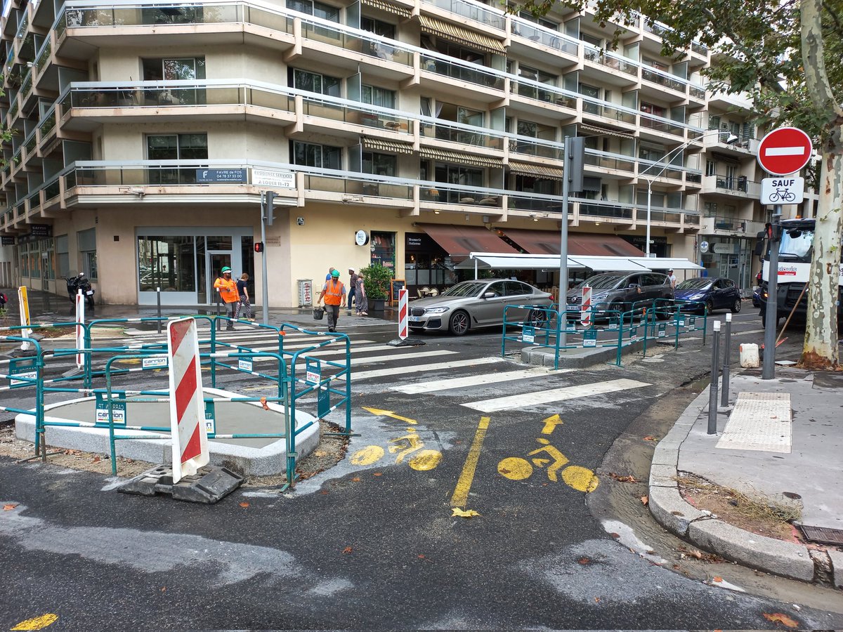 Fabien_Bagnon's tweet photo. 🚧 Les travaux du 1er carrefour à la Hollandaise de Lyon se terminent.
➡️ Il fera sauter un important point noir cyclable en sécurisant les 🚴♀️🚴♂️ (mais aussi les🚶♀️🚶♂️) qui empruntent les boulevards des Belges et des Brotteaux et le cours Vitton. https://t.co/1PbvXKrkB5