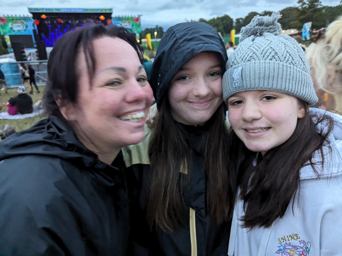 dazphillips74's tweet photo. Back home & showered after a great weekend @KendalCalling
Great music and life long memories. @nilerodgers @KasabianHQ @BlossomsBand @royalblooduk
#kendalcalling
#inthefields https://t.co/rJic7fo96x