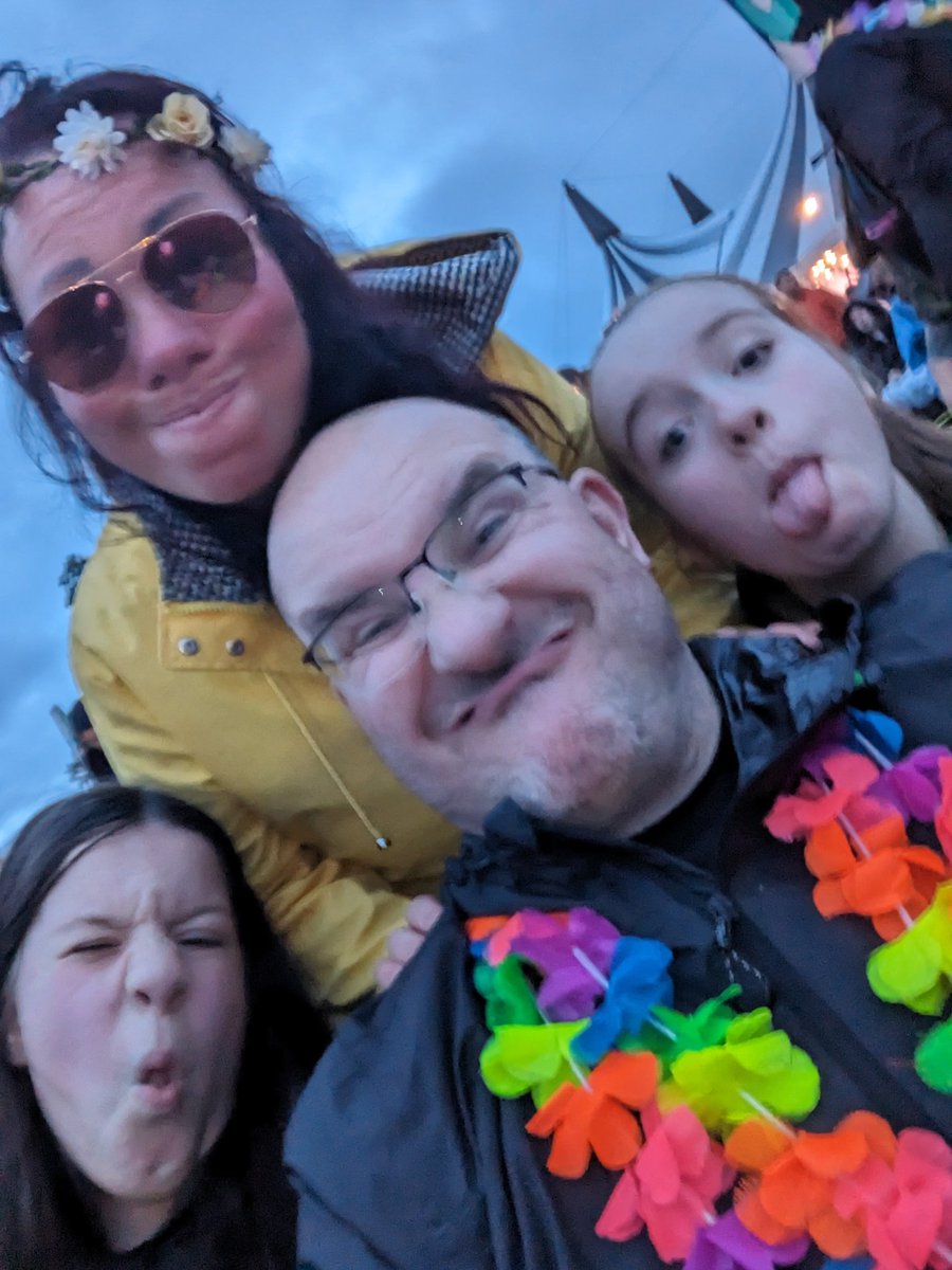 dazphillips74's tweet photo. Back home & showered after a great weekend @KendalCalling
Great music and life long memories. @nilerodgers @KasabianHQ @BlossomsBand @royalblooduk
#kendalcalling
#inthefields https://t.co/rJic7fo96x