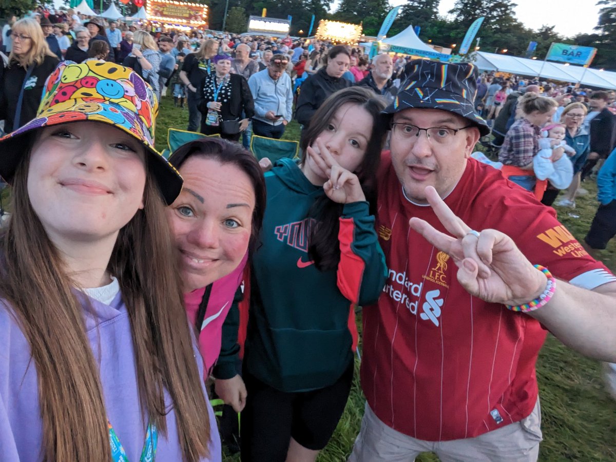 dazphillips74's tweet photo. Back home & showered after a great weekend @KendalCalling
Great music and life long memories. @nilerodgers @KasabianHQ @BlossomsBand @royalblooduk
#kendalcalling
#inthefields https://t.co/rJic7fo96x