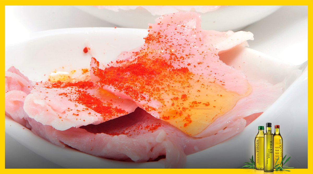 AceitesOlivaES's tweet photo. Hoy te proponemos un aperitivo tan fácil de preparar como sabroso, lacón con aceite de oliva virgen extra y pimentón. ¡Sorprenderás a más de uno!
#AceitesDeOlivaDeEspaña #ParaTodaUnaVida #PorAlgoSerá #ElPaísMásSaludable https://t.co/vuIHpdH2M2