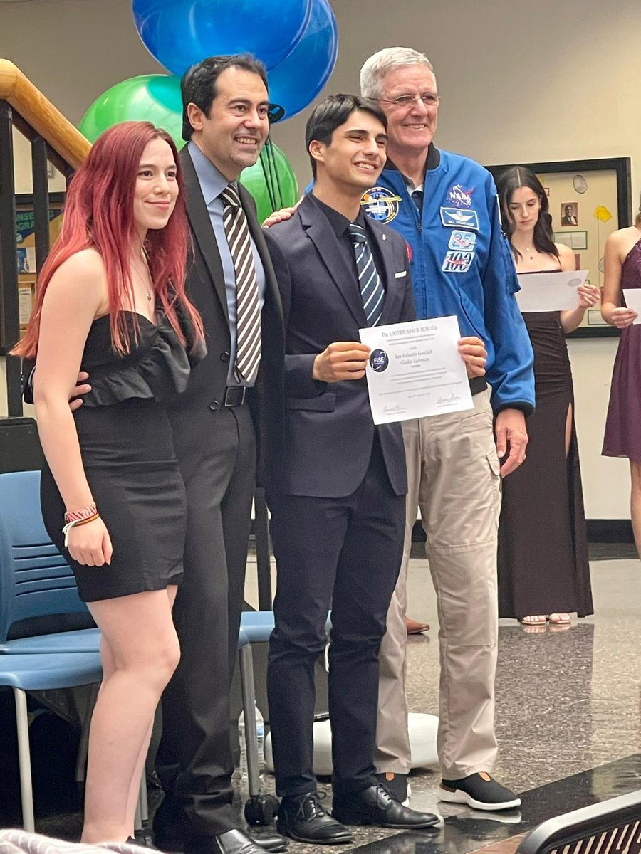 AIRE hablamos con Ian Valentin Gottlieb Godoy Garraza alumno del <a href="/bbaunlp/">Bachillerato de Bellas Artes UNLP</a> antes de su regreso de EE.UU

#ContactoUniversitario AM 1390 <a href="/radioulaplata/">Radio UNLP</a>
<a href="/unlp/">UNLP</a> twitch.tv/radiou_laplata nos ves y nos escuchas en universidata.com.ar