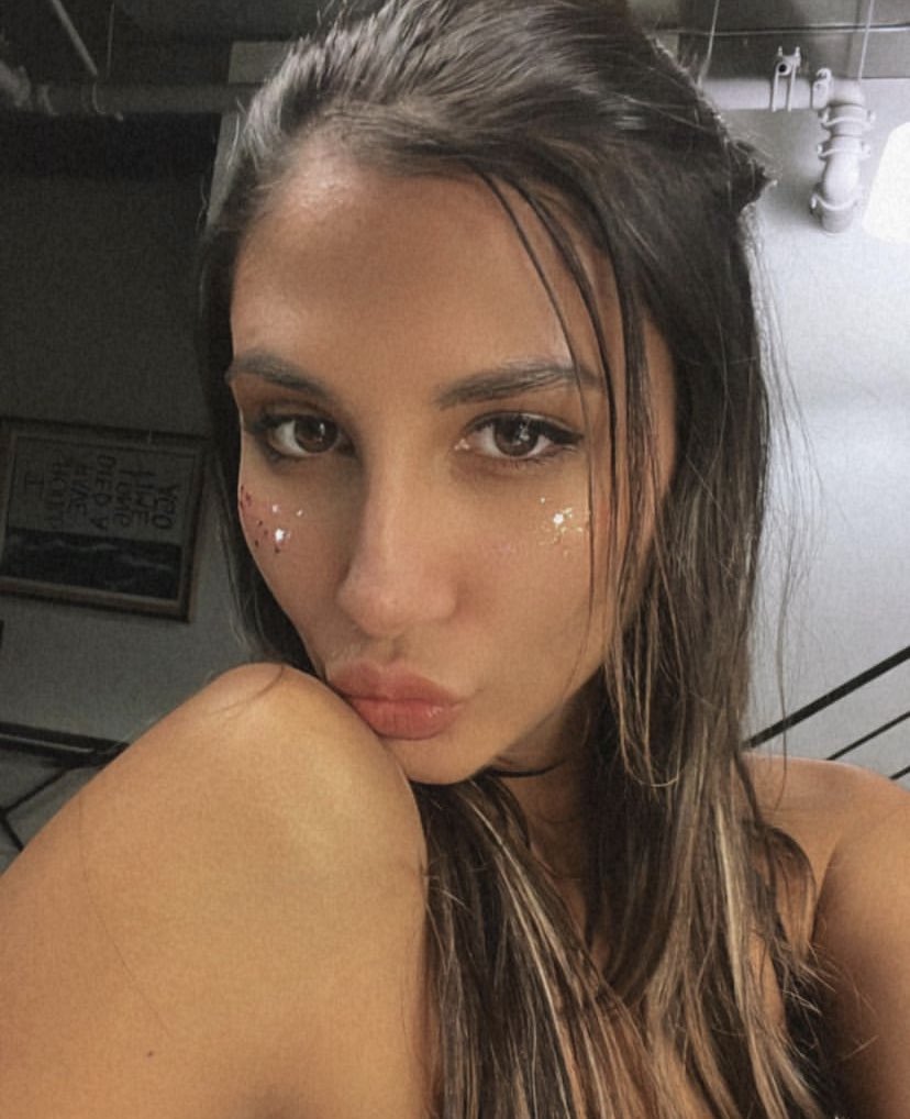 Mes loulous🥰 vous vous amusez bien j’espère en ce début de semaine.

 J’offre un réel 🍑gratuit à 3 personnes qui auront Rt ce tweet. Les 100premiers auront une Nude gratuite. 
•FaceTime 🍯
•VIP🔥Nude 
•Packs 💦