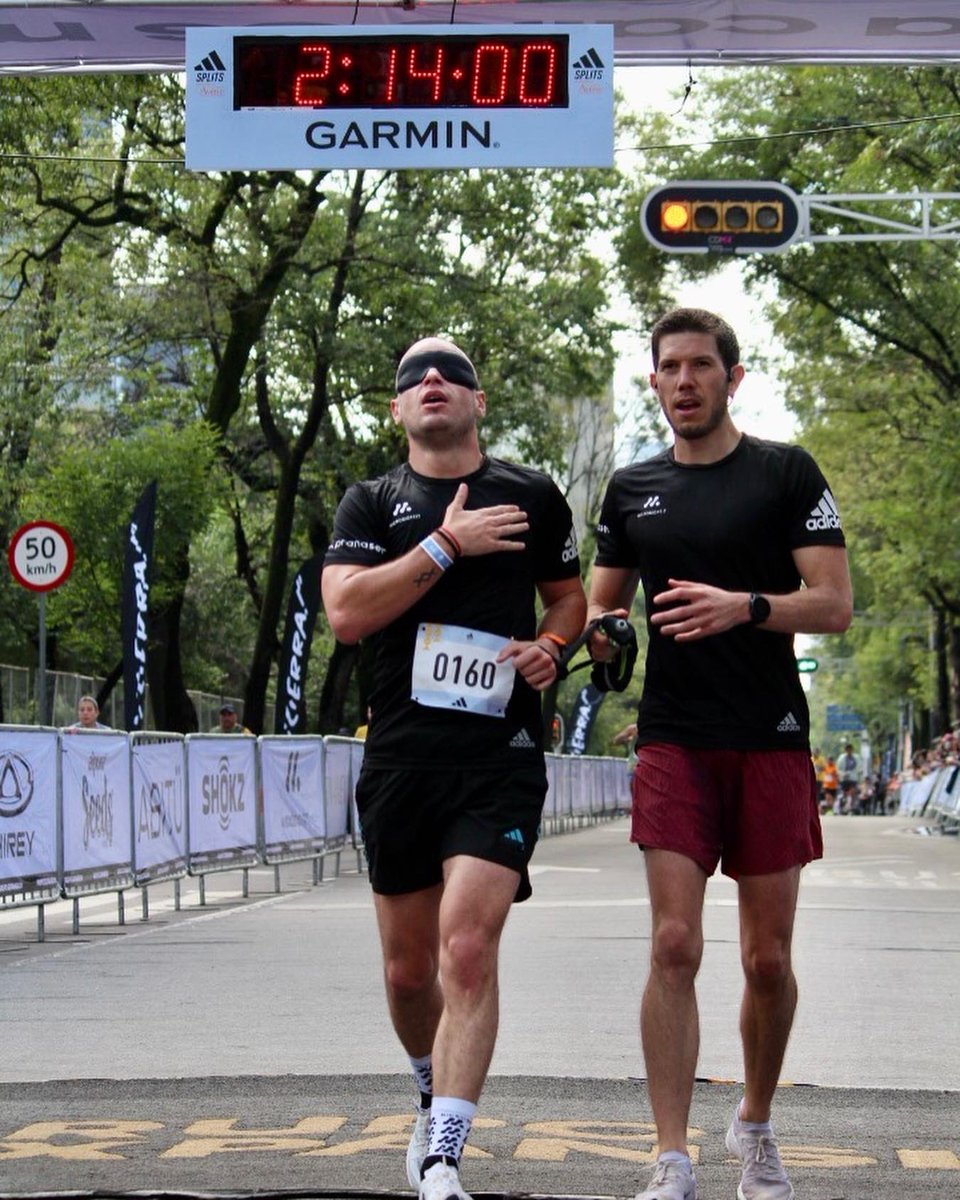 comunalmx's tweet image. Ayer @aldofarrugia terminó de correr todos los #Splits de @adidasMX a ciegas (67 km en total), para crear conciencia y recaudar fondos para bebés, niñas y niños con retinoblastoma de @amancmexico 💛 
Súmate tú también en fundacioncomunal.org/campaigns/veo-… 🙌🏽