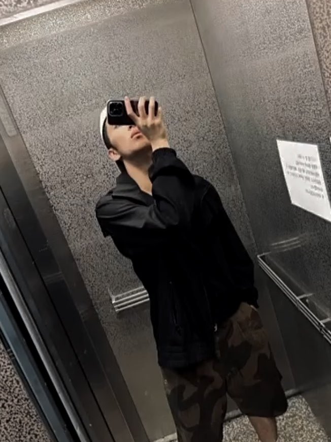 Ieemarkees's tweet photo. this mark mirror selfie https://t.co/rk5vrxe3Uh