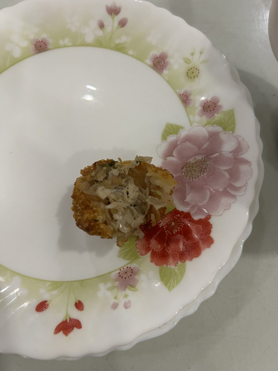 YashviBansal14's tweet image. "Hey @Zomato, just ordered veg kurkure momos from Chanda Food Noida, but ended up receiving a piece of chicken momo in it! This has harmed my religious sentiments as I am a pure vegetarian. Not what I expected. Please help! #OrderIssues #Zomato #FoodDelivery #boycottzomato