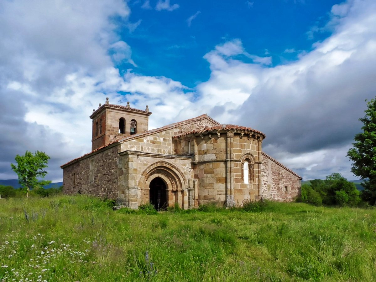 RomanicoEspana's tweet photo. La iglesia de Santa María la Mayor de Villacantid (Hermandad de Campoo de Suso - Cantabria), con ese toque de extraña artificialidad que supone esa portada remontada a su costado este y en paralelo a la cabecera. Un lugar donde jamás se abriría una puerta románica
#FelizLunes https://t.co/FaFJjO14RT