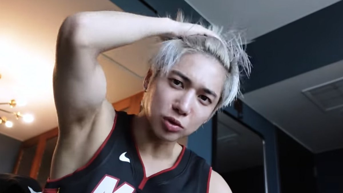 cutecatsquirrel's tweet photo. when did taehyun get this big ???? https://t.co/vM82g1Xx05