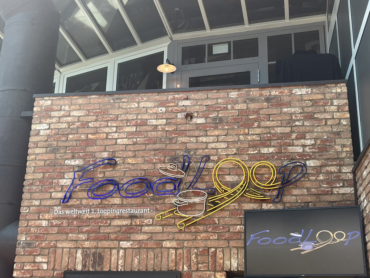 EuropaParkUK's tweet photo. Order your food and drinks and watch them race to your table on rollercoaster rails! Have you tried our awesome #FoodLoop restaurant like @JoeyAmarin did this #FanFriday? 🍔🍟 https://t.co/b2ZLRt2rsB