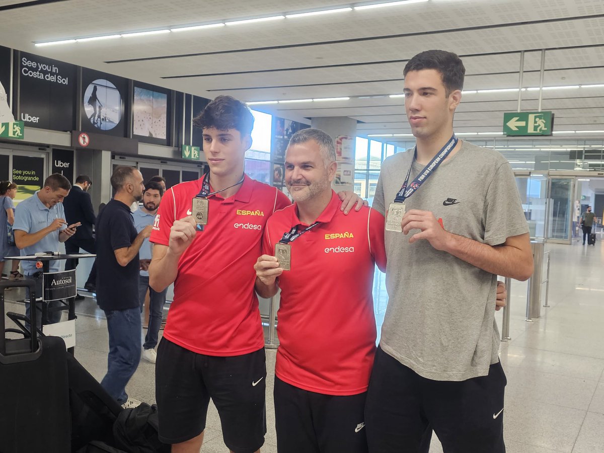 SURDeporte's tweet photo. #Baloncesto Ya están en Málaga Mario Saint-Supéry y Álvaro Folgueiras, los flamantes subcampeones de Europa sub-18, además del técnico Chiki Gil.
Foto de @MArinarivas https://t.co/JSLHETQlAi