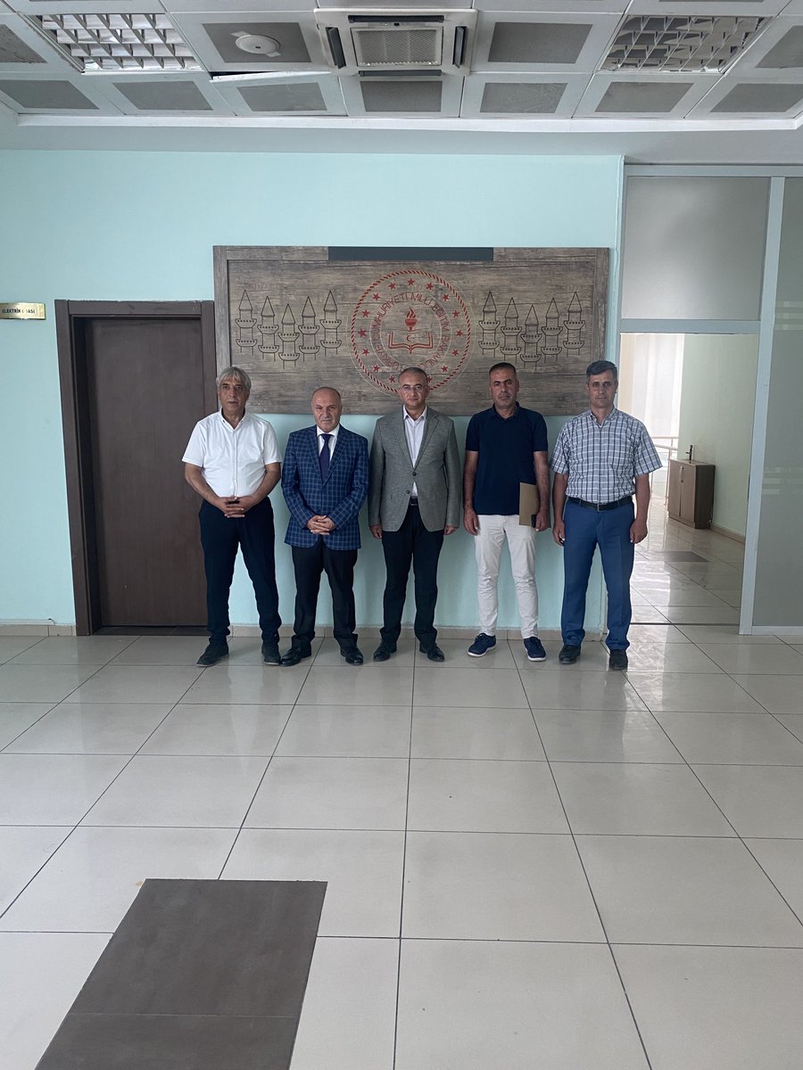 Uzun süre Ahlat ilçemizde şube müdürü olarak görev yapan ve yer değişikliği sonucu Van Tuşpa ilçe milli Eğitim şube şube müdürü olarak atanan Nurullah Çiftçi beyin bugüne kadar, ilimizin eğitimine sunmuş olduğu katkılarından dolayı teşekkür ederim.Şansınız daim olsun.Güle güle.