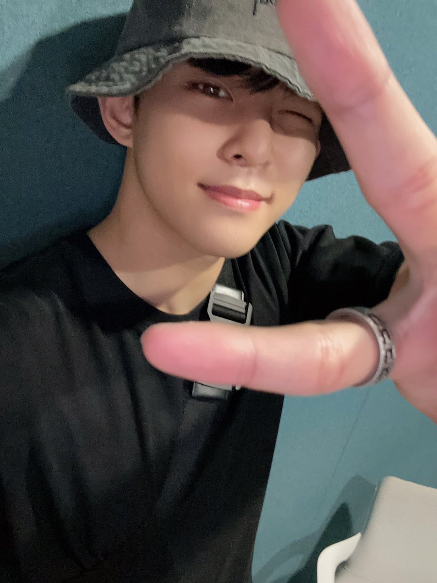 TO1_members's tweet photo. [#동건]
😉
#TO1 #티오원 #DONGGEON https://t.co/DjGpVzO6XJ