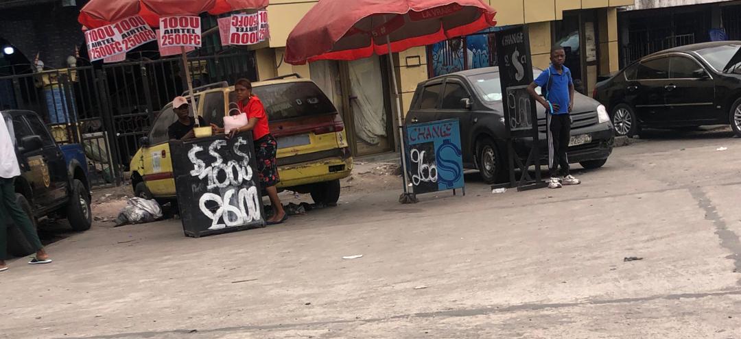 BasangoNabiso's tweet photo. La Présidence de la RDC et le marché entrent encore de taux de change. @Presidence_RDC https://t.co/w5S7ESrvIH