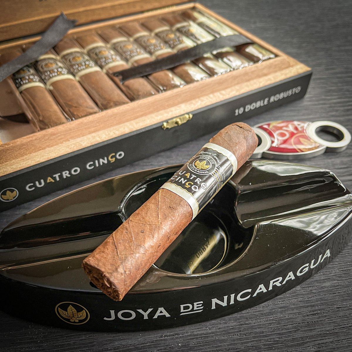 CasaOffCuba's tweet photo. Cuatro Cinco é uma criação sublime que leva os apreciadores em uma jornada sensorial de sabores e aromas requintados. Originário de uma região rica em tradição e expertise, este produto é o resultado do cuidado meticuloso e da busca pela excelência. https://t.co/I6985Xai0b