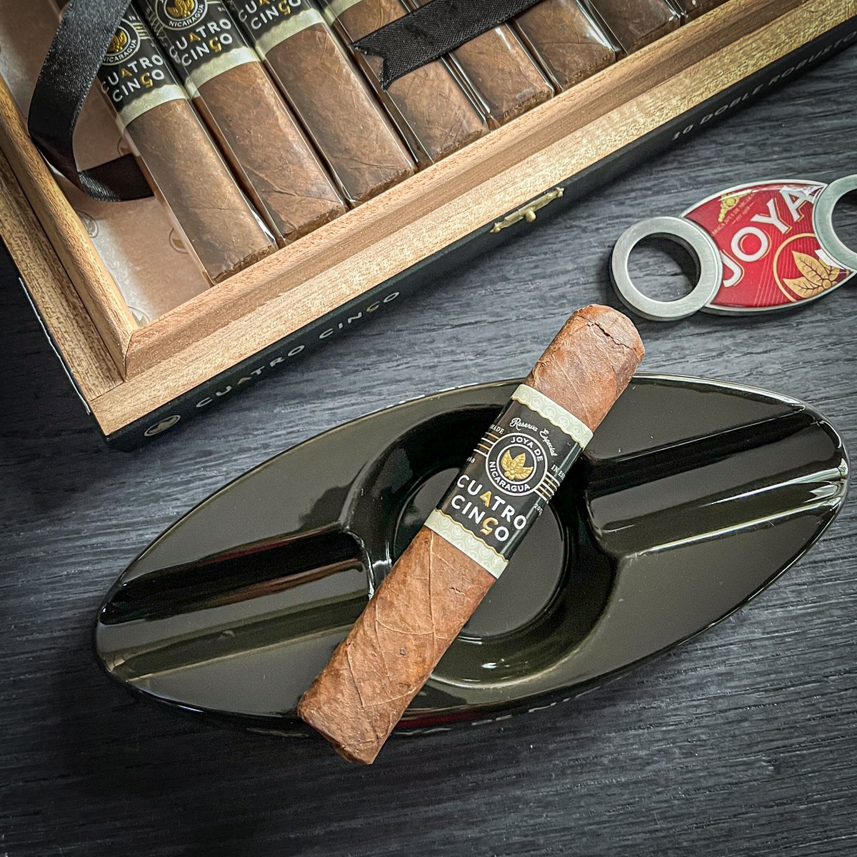 CasaOffCuba's tweet photo. Cuatro Cinco é uma criação sublime que leva os apreciadores em uma jornada sensorial de sabores e aromas requintados. Originário de uma região rica em tradição e expertise, este produto é o resultado do cuidado meticuloso e da busca pela excelência. https://t.co/I6985Xai0b