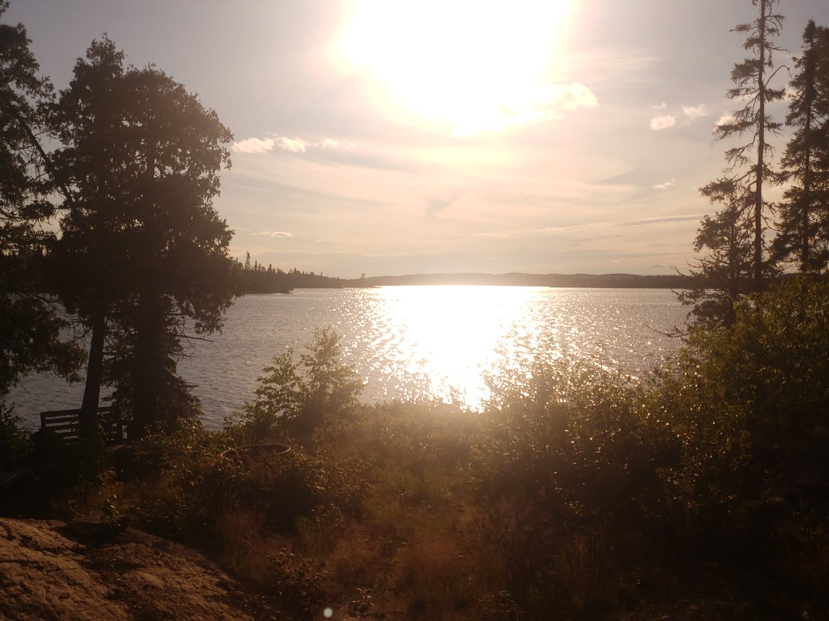 AshleeTwist's tweet photo. Its the little things in life. Sunsets at the lake, its my happy place. https://t.co/MuQQwahJ1S