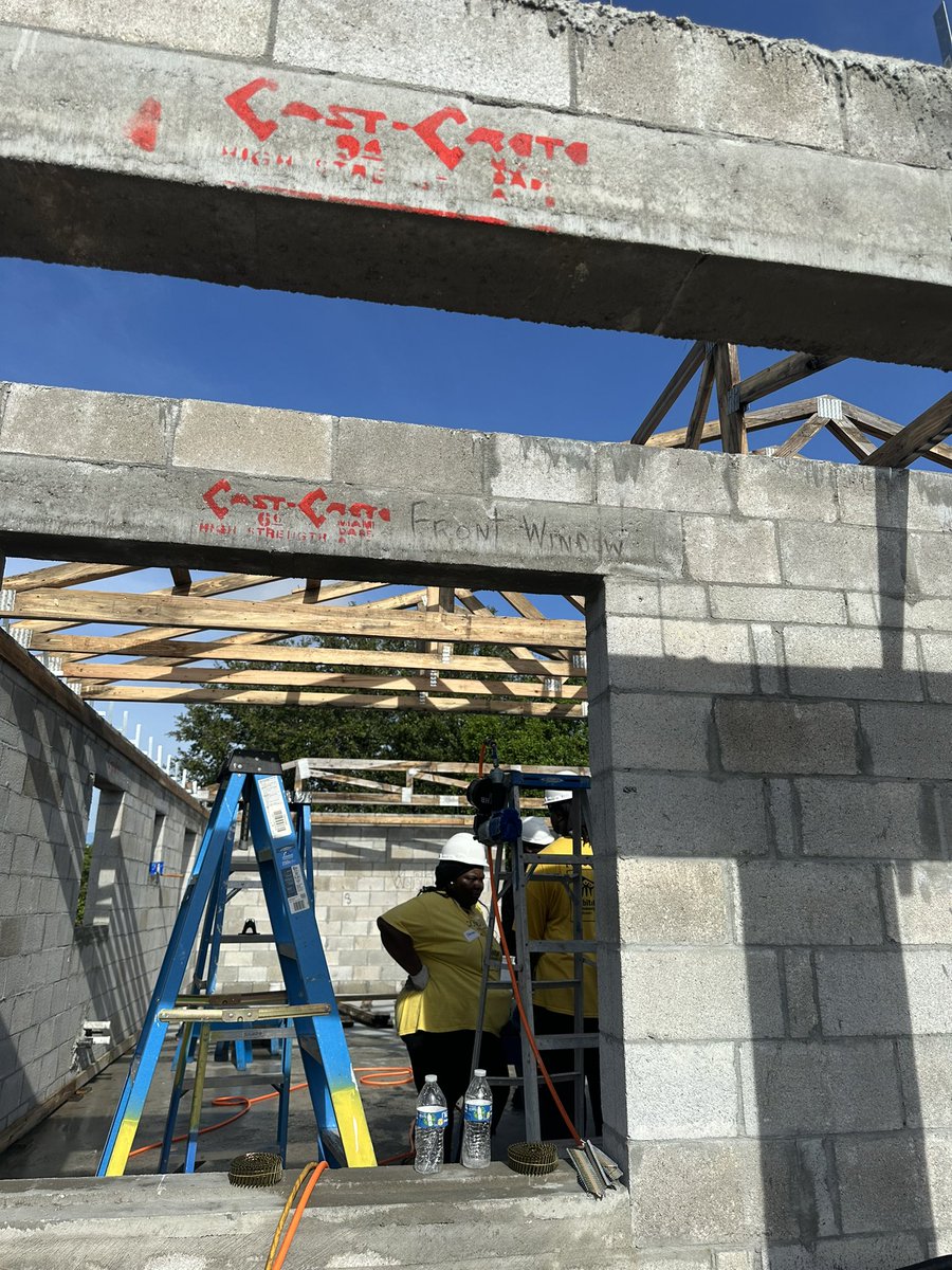 MrJamelMarshall's tweet photo. On Saturday, I had the pleasure of volunteering with the South Florida Professional Chapter of @National_PBM and @HabitatBroward to build homes in Pompano Beach for deserving families. https://t.co/RYuP9Kuh3p