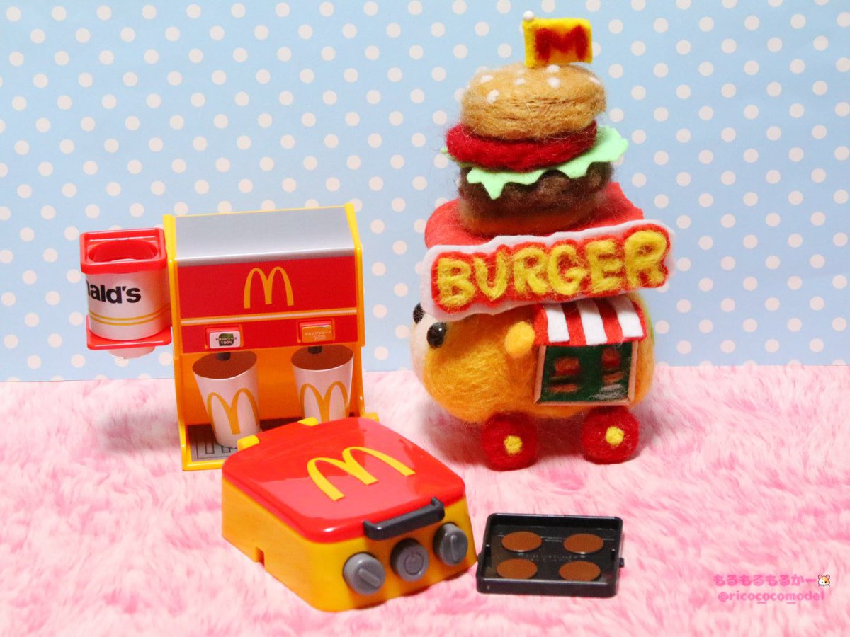 🐹モルカー×ミニチュア🍔
「みんなー❣️パティが美味しく焼けたプイよ〜🍔やさいジュースもあるプイよ〜🥕」

ハンバーガーモルカーちゃん、
美味しい商品を用意して待っているそうです😍

なりきりマクドナルドのアイテムかわいいな❤️

みんな来てくれるといいね🩷✨
#モルカー
#モルカーファンアート