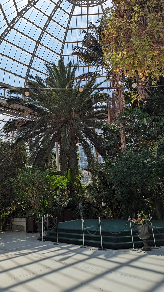 Sighted Guide training recently took place at @The_Palmhouse 🌴 

You can now book visits to Palm House #Sefton with assistance from Sighted Guides! Email: kate.martinez@palmhouse.org.uk 👏

To arrange Sighted Guide training at your organisation email: partners@guidedogs.org.uk