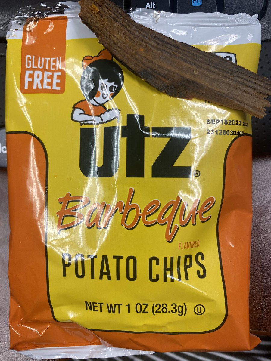 MrsTEC's tweet photo. @UtzSnacks 
Found this piece of wood in my chips!  I could have choked and died! https://t.co/Xie8l924c2