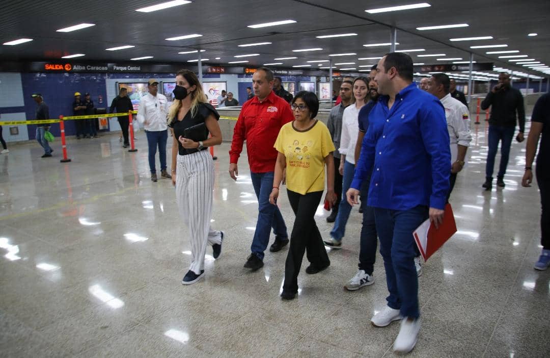 #EnDetalles ||  <a href="/delcyRodriguezv/">Delcy Rodríguez</a>  Superviso el Plan Metro ¡Se Mueve Contigo! recorrió los andenes, visualizó el funcionamiento de las escaleras mecánicas, además de pasar revista a la caseta principal de la estación, en la cual conversó con el personal