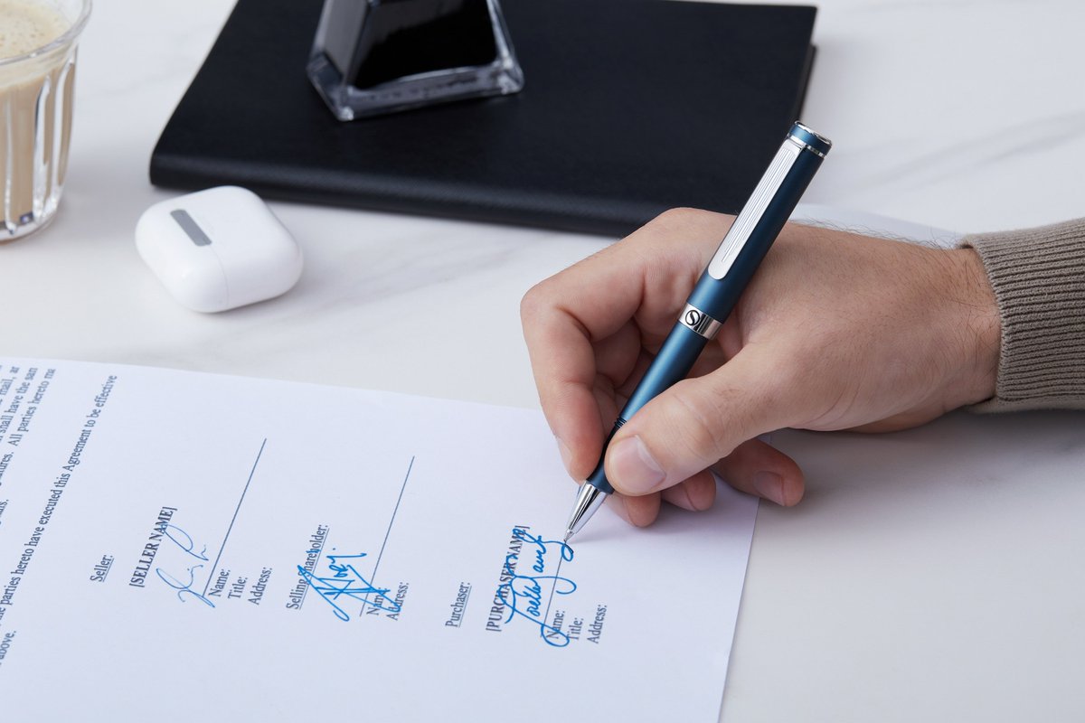 scriveiner's tweet photo. It's the beginning of the week!

Make a statement in the office with the EDC Rollerball Pen in Aegean Blue 🌌🖋️

Elevate your professional image with every signature.

💙Treat yourself or find the perfect gift for a loved one.

#rollerballpen #executivepen #penlover #writingtool https://t.co/aS0TCcYCxv