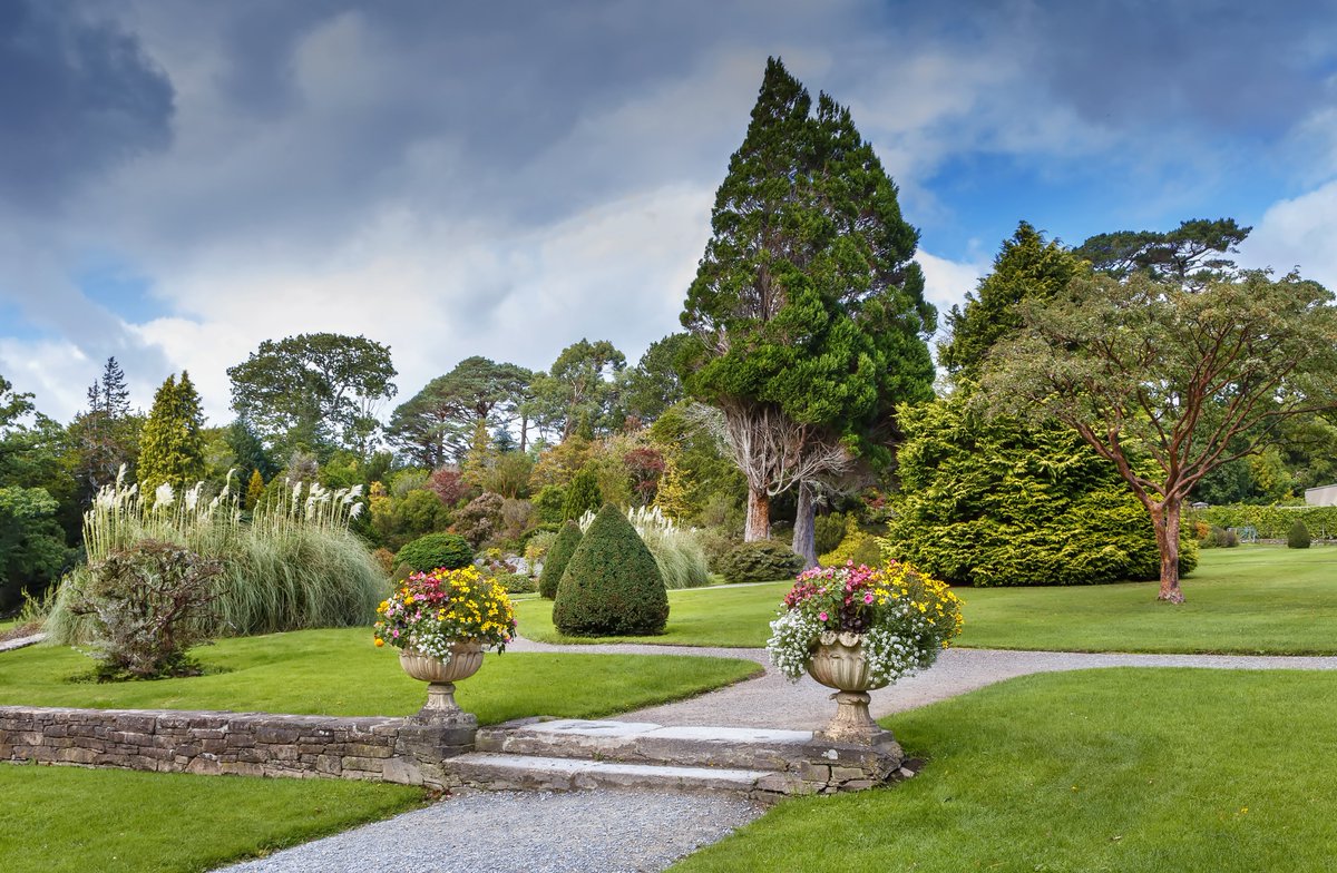 DKillarney's tweet photo. The gardens surrounding Muckross House are filled with a vast array of colours and stunning scenery to enjoy 💐

See more of our favourite places to visit in Killarney at https://t.co/zgZfKWjPBx

📍: Muckross House &amp; Gardens

#LoveKillarney #DiscoverKerry #MyKerry
#KerryOnUs https://t.co/aoB4r1I5L4