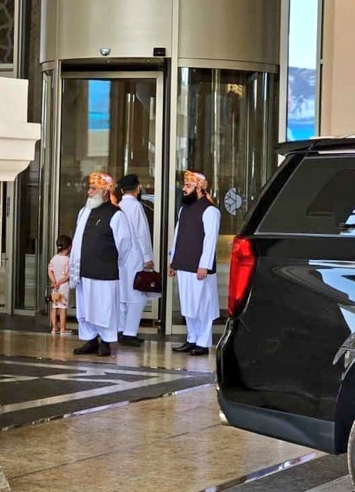 AftabIqbalFan's tweet photo. باجوڑ کے سانحے میں شہید ہونے والے اپنے کارکنان کے غم میں شریک ہونے کے بجائے یہ نواز، زرداری سے ملاقات کرنے دبئی نکل گئے ہیں ، دیکھ لو پاکستانیو خان صاحب کے علاوہ باقی سب کیڑے مکوڑے سمجھتے ہیں تمہیں...
لعنت بھیجیں ان پر https://t.co/9U5ShxTrgJ