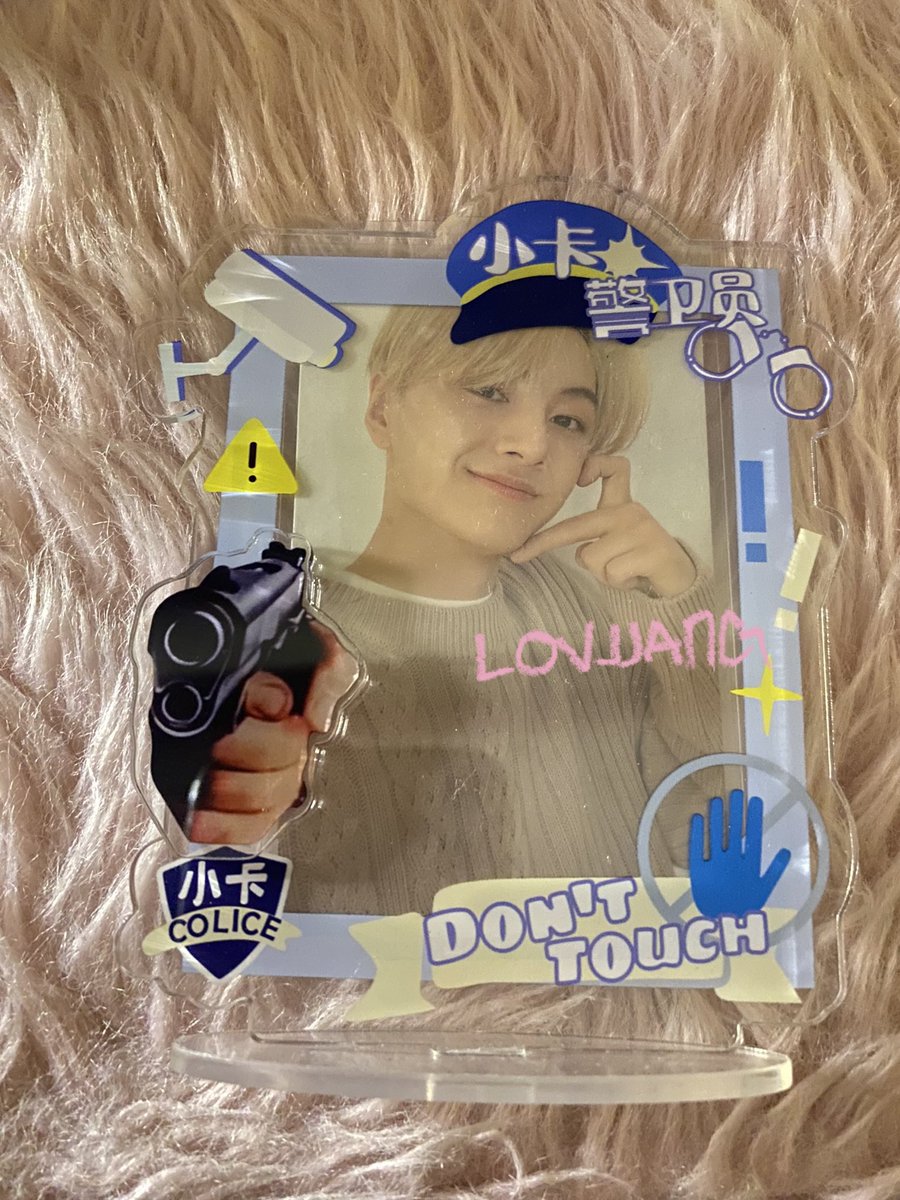 lovjjang's tweet photo. wts lfb photocard stand police

- gun is sticked by double sided tape
-₱100 + ₱10 pf
- gcash, sco 
- payo prio, 1 day rsrv.

- dm for info ! https://t.co/s3lpChZhFz