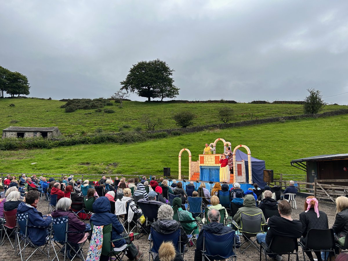 Last Friday, award winning @IllyriaTheatre performed Shakespeare's Twelfth Night. Actors were fabulous. Over 195 people enjoyed. All supporting the Riding Centre, which is a charity. Huge thank you to @GaricLtd for the two welfare vehicles and Ramsbottom Rotary for stewarding!