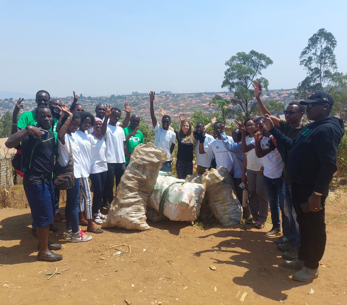 🙌🏾Step 4: Gratitude
A heartfelt thanks to all the participants, volunteers, and partners who made this #UmugandaSpecial an outstanding success! Your dedication to our environment is inspiring. Let's continue this journey together! 🤗🌍 #EviArt @gybn_rwanda @Greenclub2021