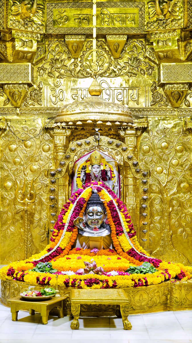 Somnath_Temple's tweet photo. श्री सोमनाथ महादेव मंदिर,
प्रथम ज्योतिर्लिंग - गुजरात (सौराष्ट्र)
दिनांकः 31 जुलाई 2023, अधिक श्रावण शुक्ल त्रयोदशी एवं चतुर्दशी - सोमवार
सायं शृंगार
07233967
#AdhikMaas
#somnathmahadev
#somnathtemple
#shree_somnath_trust
#Parvati_maa_vastra_prasad
#mahadeva https://t.co/htpQnUEQn6