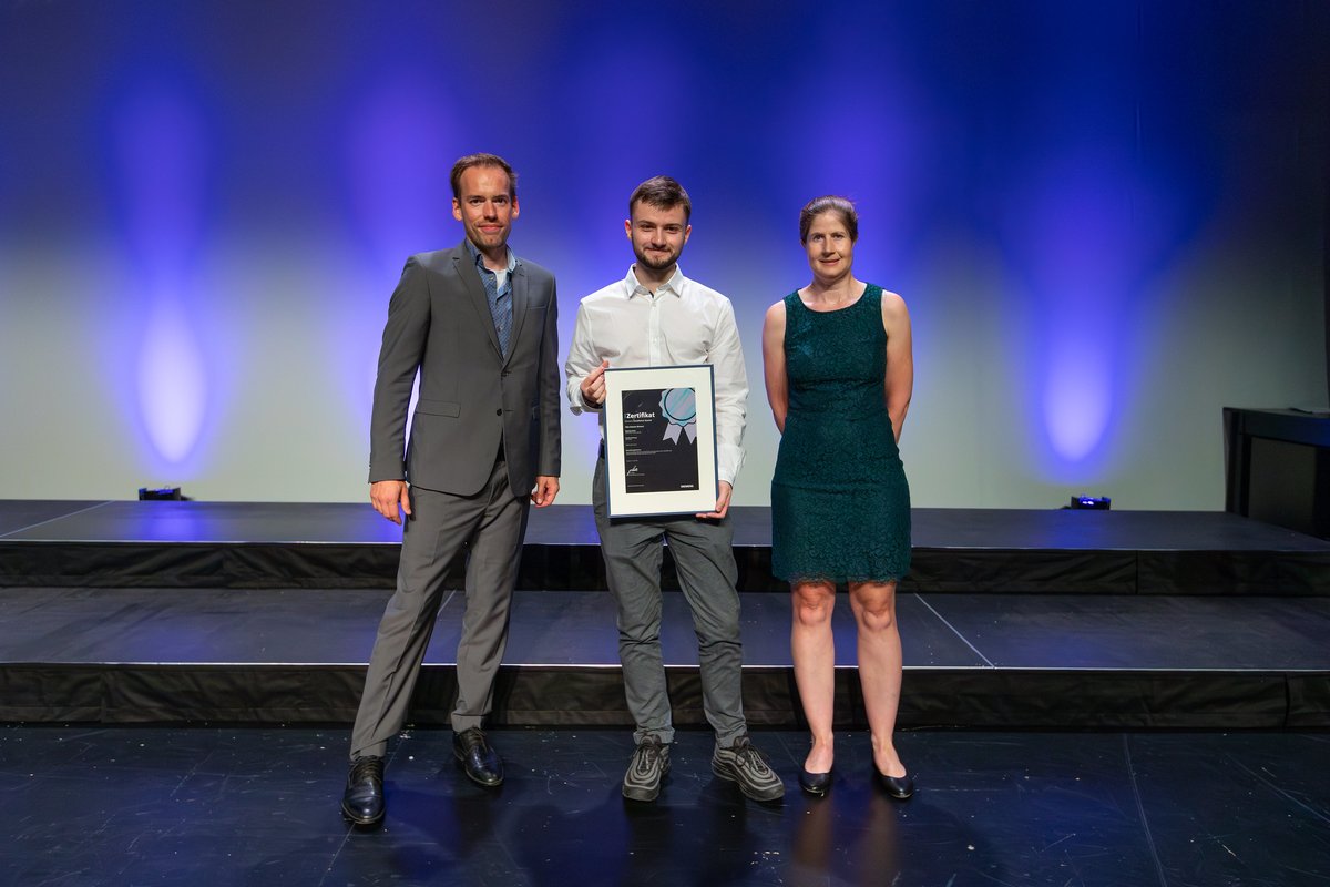 Großartige Neuigkeiten! Informatikabsolvent Tibo Clausen gewinnt den regionalen #SiemensExcellenceAward mit seiner innovativen Arbeit, die Online-Programmierumgebungen einfacher und effizienter macht. Herzliche Gratulation Tibo!

Mehr dazu 👉 sie.ag/3Osyz1q