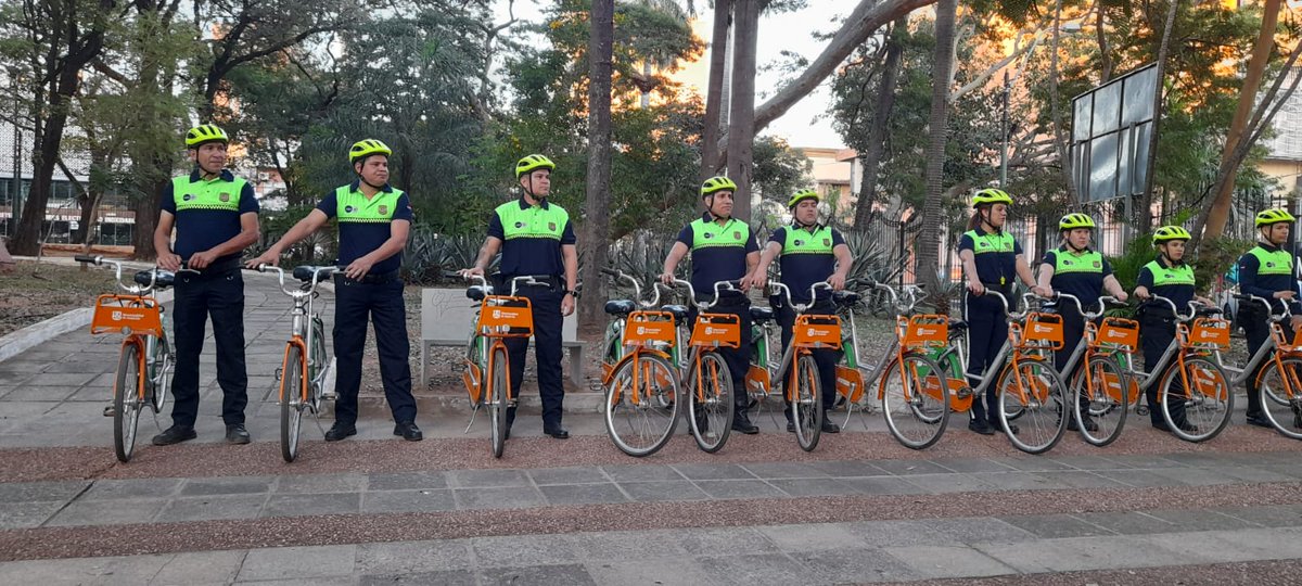 juanvillalbapy's tweet photo. Nos sumamos a la onda verde! Desde hoy se implementa la Patrulla en bicicleta en la PMT, zona microcentro de la ciudad de Asunción! https://t.co/72Zc9dZZ0j