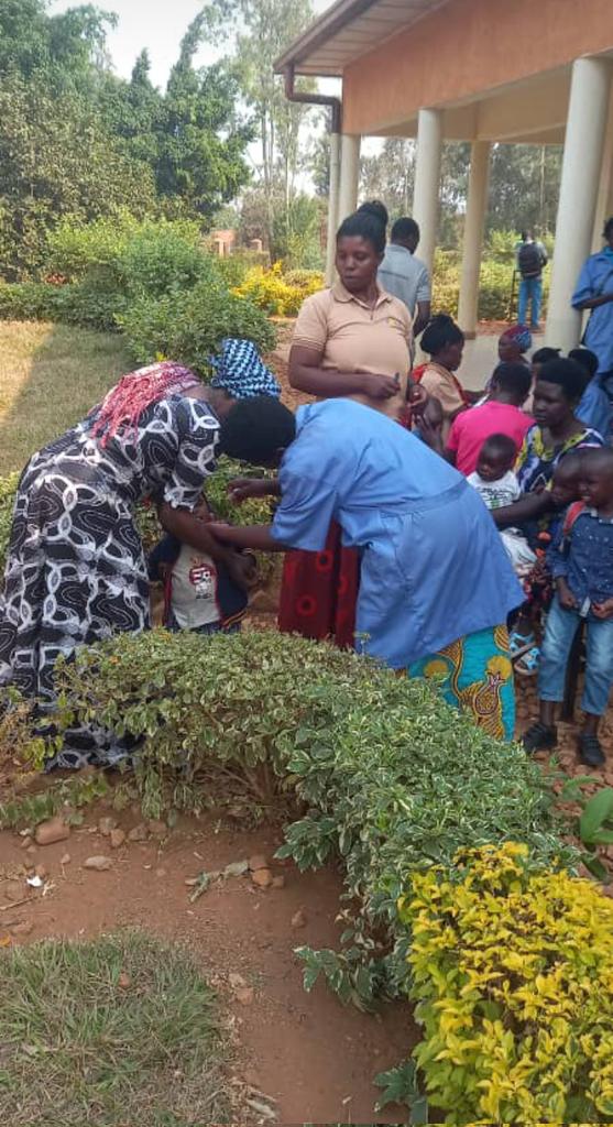 SectorJuru's tweet photo. Ababyeyi bari batarakingiza abana #Imbasa, bishimiye ko icyo gikorwa cyasubukuwe. Abajyanama b'ubuzima bakaba babasanga mu ngo, kuri sites no ku Kigo Nderabuzima @SectorJuru,
@BugeseraDistr 
@RwandaEast https://t.co/52m7WlEYD0