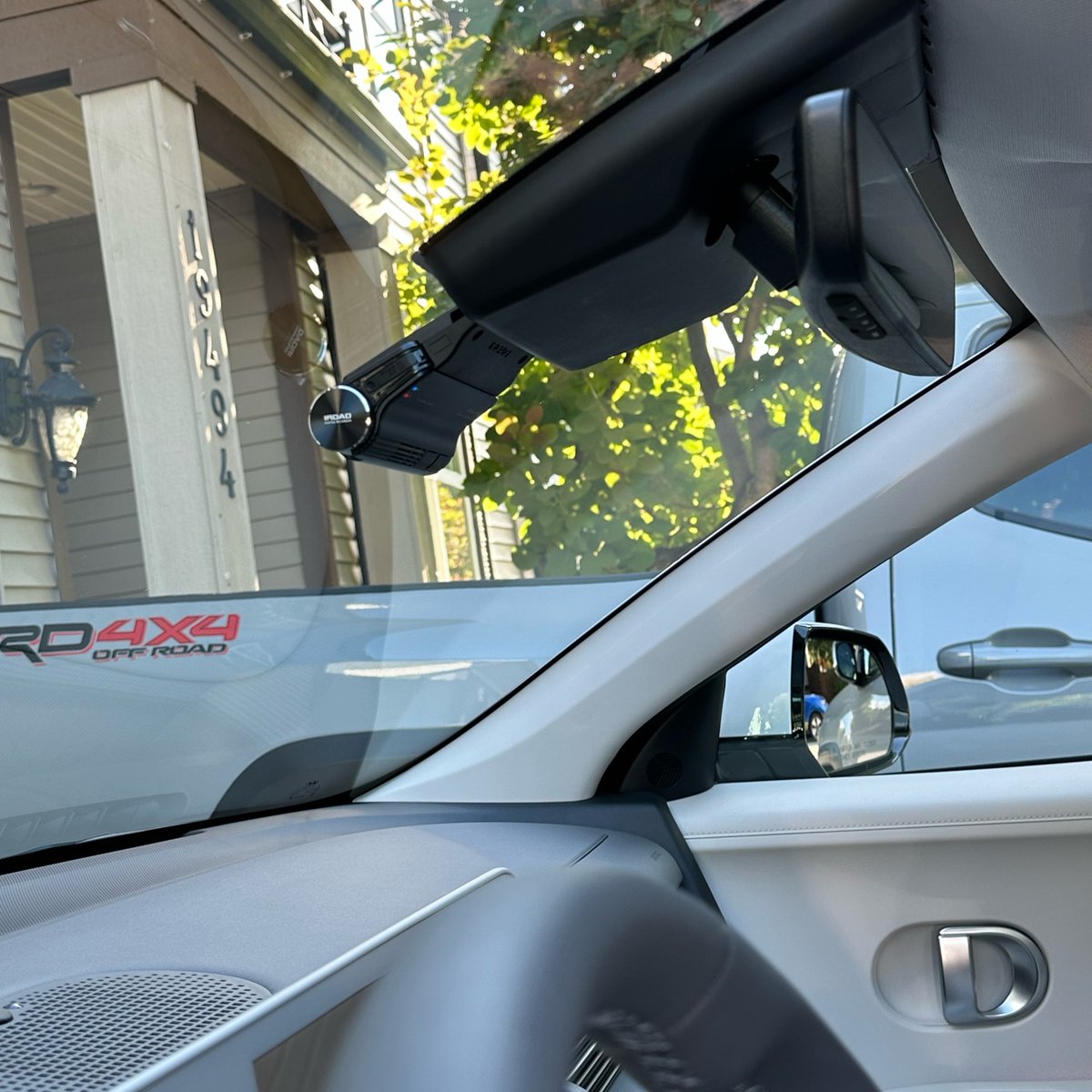 SafeDriveSolut1's tweet photo. #hyundai Ioniq5 #ev #dashcam 
Where are the wires?? https://t.co/CbDyxzfsg0