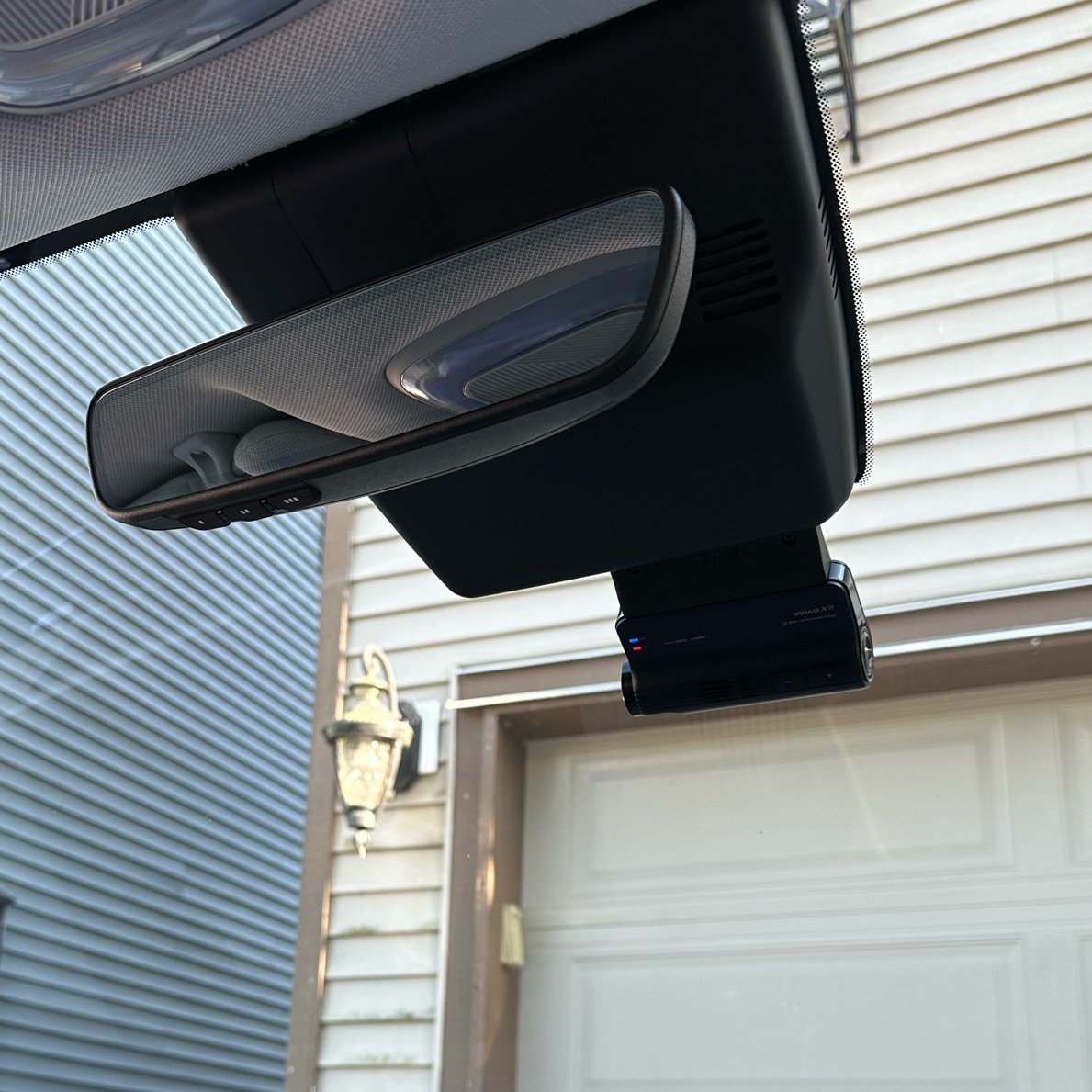 SafeDriveSolut1's tweet photo. #hyundai Ioniq5 #ev #dashcam 
Where are the wires?? https://t.co/CbDyxzfsg0