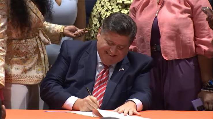 VeBo1991's tweet photo. DemRat lunacy on steroids : Illinois Governor J.B. Pritzker signed off on a bill allowing illegals to become law enforcement officers . Imagine the “madness” where illegal aliens arrest U.S. citizens in their own country. https://t.co/IWUSMMG3RS https://t.co/mDwhqORskn