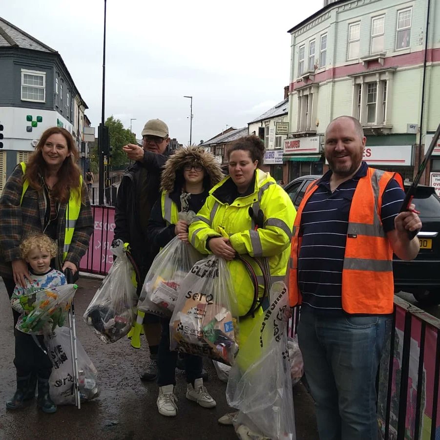 Litterwatch1's tweet photo. #sandwellcoronationclean with the team from @bearwoodcommunityhubcic.

They braced the awful weather to remove 8 bags of #litter. What a team!

#thankyou 

#community #litterpicking #volunteering #partnership #families #smethwick @SercoESUK @sandwellcouncil https://t.co/2ljMkLR9hS
