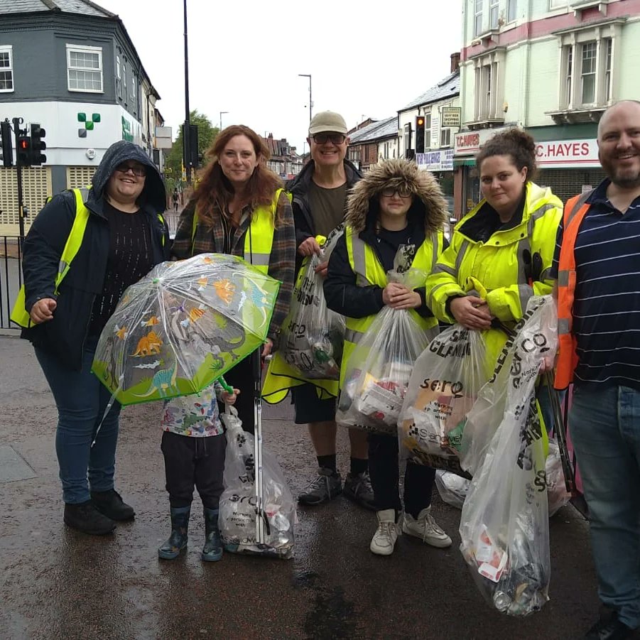 Litterwatch1's tweet photo. #sandwellcoronationclean with the team from @bearwoodcommunityhubcic.

They braced the awful weather to remove 8 bags of #litter. What a team!

#thankyou 

#community #litterpicking #volunteering #partnership #families #smethwick @SercoESUK @sandwellcouncil https://t.co/2ljMkLR9hS