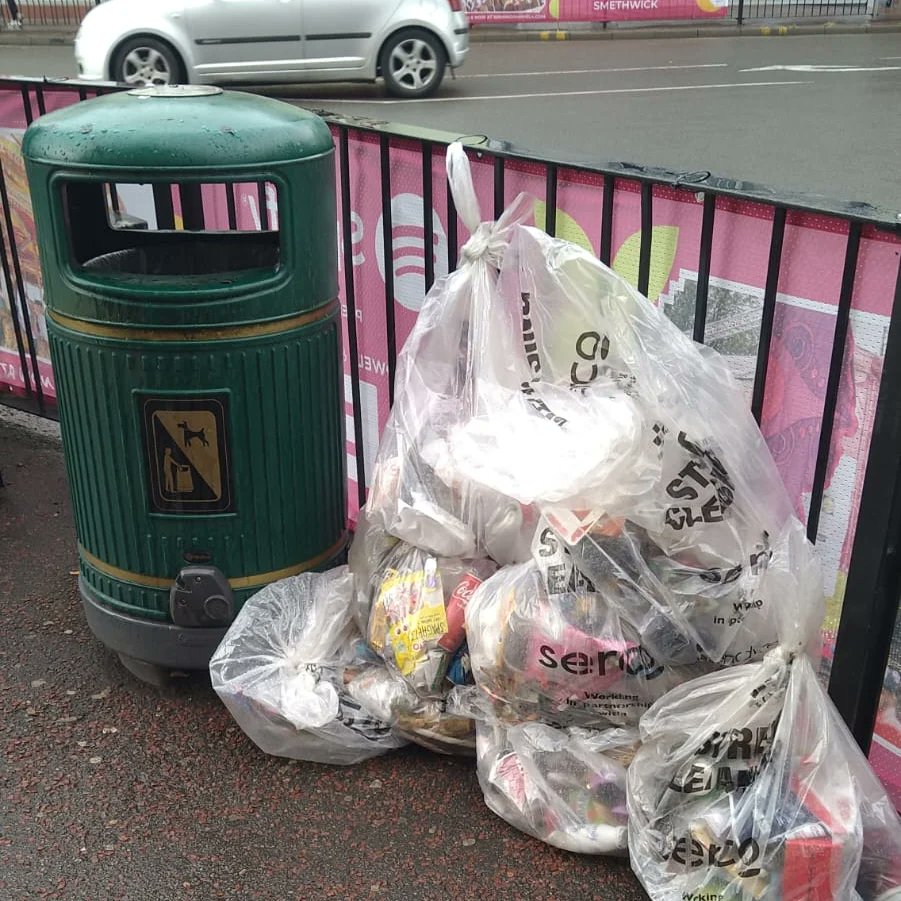 Litterwatch1's tweet photo. #sandwellcoronationclean with the team from @bearwoodcommunityhubcic.

They braced the awful weather to remove 8 bags of #litter. What a team!

#thankyou 

#community #litterpicking #volunteering #partnership #families #smethwick @SercoESUK @sandwellcouncil https://t.co/2ljMkLR9hS