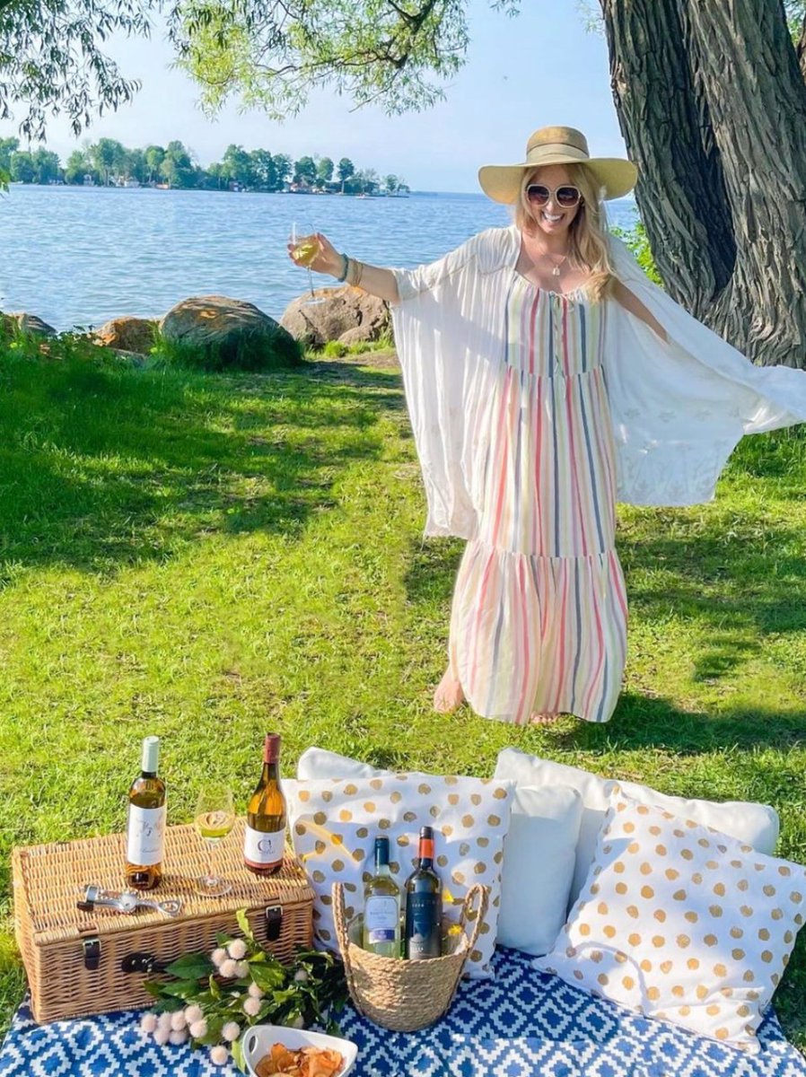 DORueda's tweet photo. Un picnic al aire libre, amigos y risas, y una botella de Verdejo de Rueda para compartir. 🧺🥂
¡El trío perfecto para un día de verano inolvidable! #MuchoQueCompartir https://t.co/EEStXqVBYD