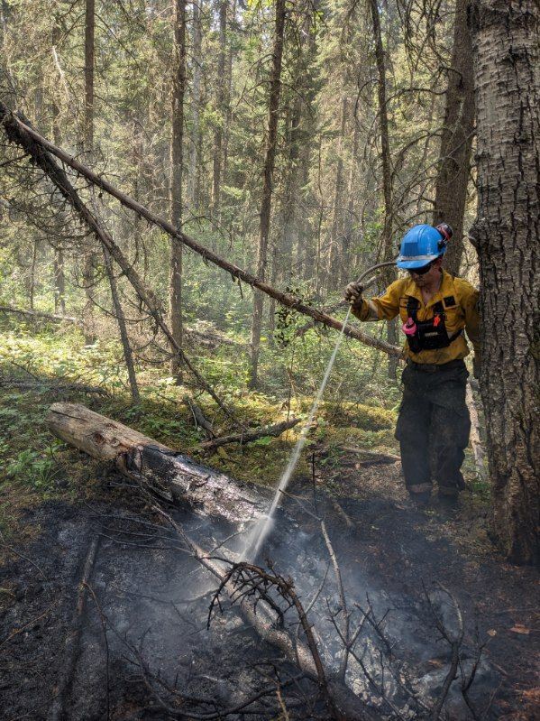 Une équipe de pompiers de Kejimkujik vient de rentrer après un déploiement de 14 jours dans le parc national de Wood Buffalo pour soutenir la situation des incendies en AB et acquérir une expérience dans la gestion des incendies. 🪓🔥  
Bon retour Andrew, Dana, Naomi et Jaden!